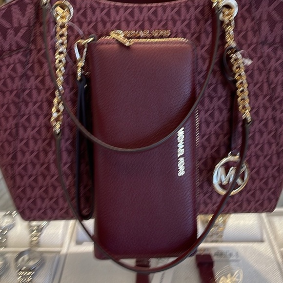 MICHAEL KORS
Leather Continental Wristlet Phone Case Wallet 
Oxblood 
NWT 
M - Picture 16 of 16